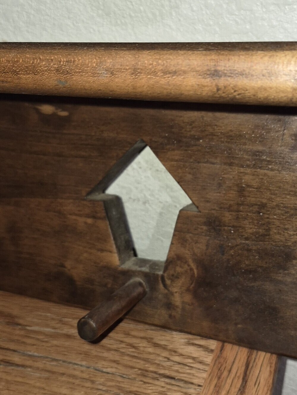 Large Old Country Wood Display Shelf, With 2 Peg Hooks - Picture 9 of 9